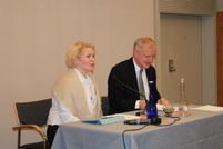 Pohjanmaan maakuntavaltuuston puheenjohtaja Mia-Petra Kumpula Natri esitteli talouskomissaari Olli Rehnin, joka piti ryhmälle puheen EU:n tilasta ja ajankohtaisista aiheista